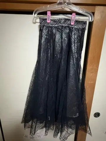 dazzlin 블랙 레이스 플레어 스커트 비즈 장식