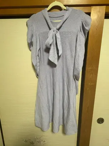 릴리 브라운 리본 포함 옅은 보라색 니트 원피스