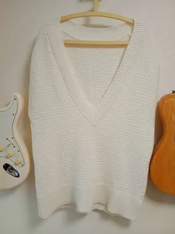 화이트 V넥 니트 베스트