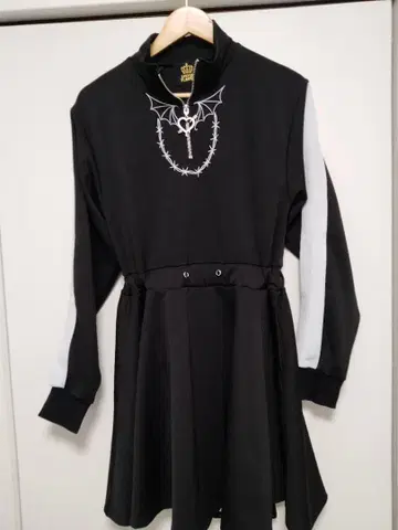 LISTEN FLAVOR 배트 윙 슬리브 원피스 병맛 뱅기