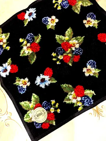 새상품 페이 타월 손수건 블랙 스트로베리 패턴 대형 30x30