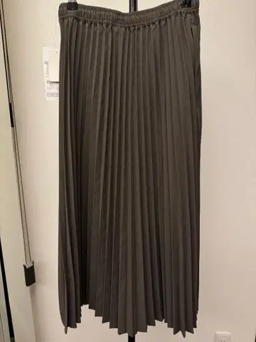 새상품 워크맨 발수성 플리츠 스커트 M 사이즈 브라운