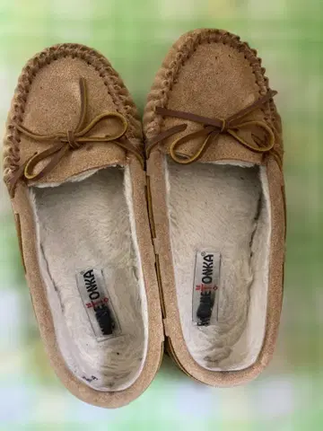 미네통카 베이지 스웨이드 모카신