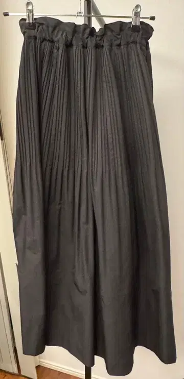 블랙 플리츠 플레어 스커트 무릎 기장