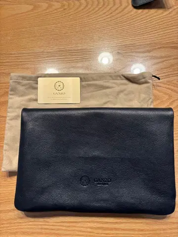 GANZO 네이비 가죽 클러치백