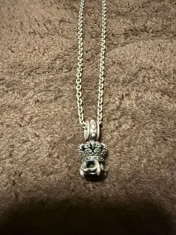 저스틴 데이비스 크라운 목걸이