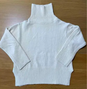 화이트 터틀넥 니트 스웨터