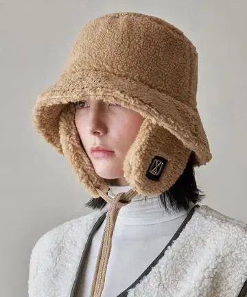 [컨디션 최상] VARZAR VA 스퀘어 스터드 플리스 버킷 베이지