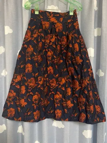 미사용 새상품 quantisi 쿠완티시 꽃무늬 플레어 스커트 사이즈 9