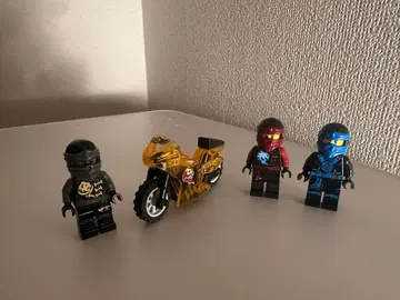 레고 닌자고 미니 피규어 3체와 바이크 세트