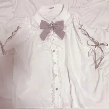 NOEMIE 소매 레이스업 프릴 블라우스