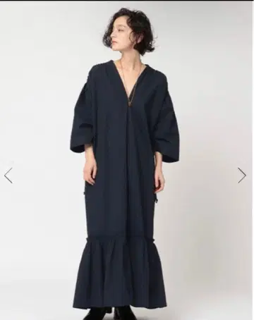 에트레토쿄 플런징 넥 코트 원피스