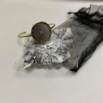 앤티크 쉘 버튼 뱅글