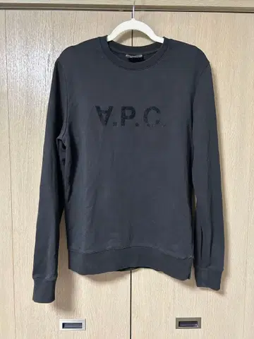 A.P.C. 맨투맨 블랙 반전 로고 S