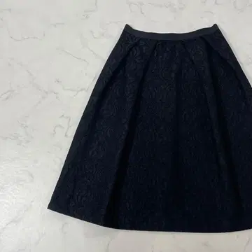 새상품급 ZARA BASIC 이소재 원톤 안감 부착 무릎 기장 스커트 S