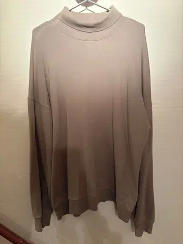 HARE 터틀넥 긴팔 스웨터 베이지