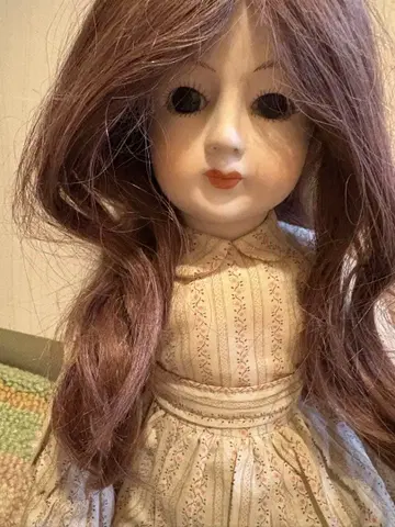 스트라이프 패턴 드레스를 입은 비스크 인형