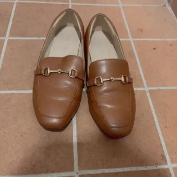 브라운 가죽 로퍼 금장 장식 포함