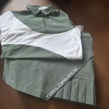 TAYLORMADE 피케 셔츠와 플리츠 스커트 세트