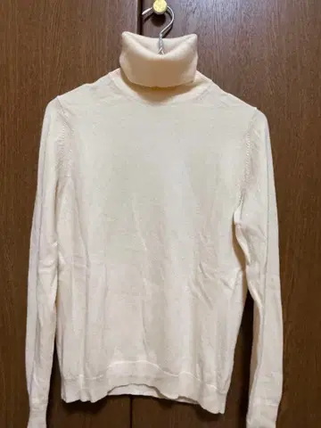 유니클로 캐시미어 터틀넥 니트 L 사이즈 크림색