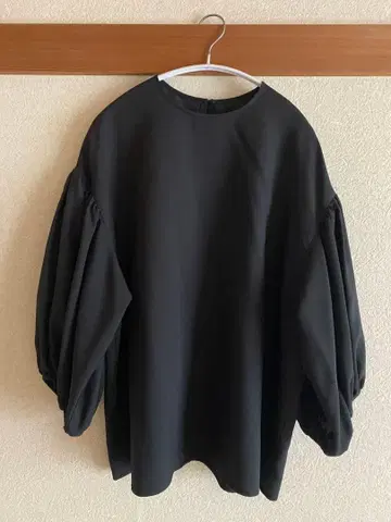 [ Mila Owen ] 벌룬 슬리브 블랙 상의