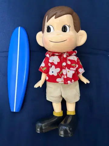 서핑 인형과 파란 서핑보드 세트