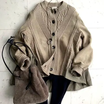 새상품급 소노(Sono) 니트 플레어 페플럼 가디건 케이블 짜임 카키