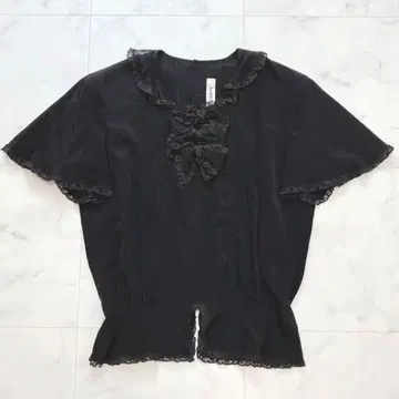 INGEBORG 반팔 블라우스 플레어 레이스 프릴 리본 뒷면 버튼