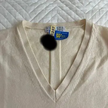 크림색 V넥 긴팔 니트 스웨터