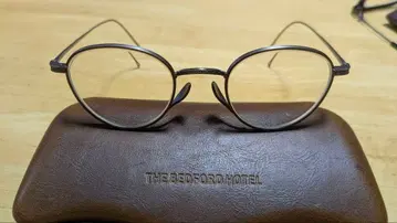 더 베드포드 호텔 안경