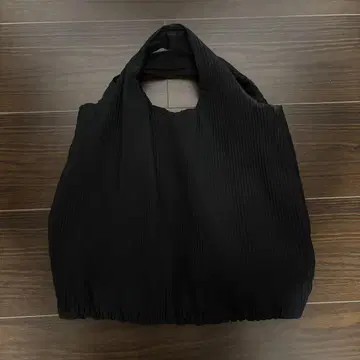 COS 블랙 플리츠 토트백