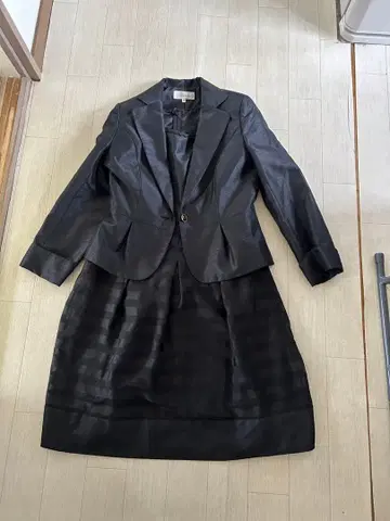 블랙 자켓과 스트라이프 드레스 세트