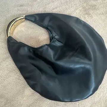 LE VERNIS 블랙 핸드백