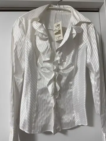 화이트 스트라이프 프릴 셔츠 01