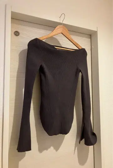 LAGUNAMOON 비대칭 드레이프 플레어 슬리브 니트 그레이