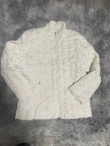 화이트 퀼팅 다운 자켓