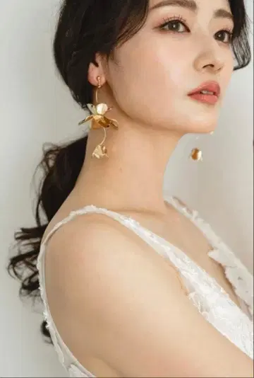 골드 꽃 모티브 귀걸이 브라이덜
