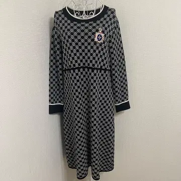 Super Beauty 자수 엠블럼 니트 원피스