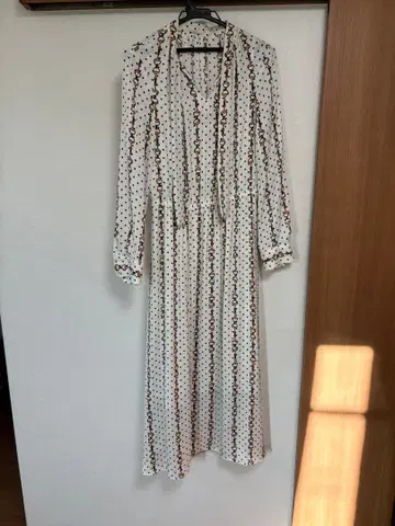 세련된 PINKY&DIANNE 도트 무늬 긴팔 원피스 화이트 사이즈 38