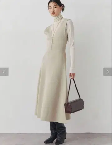 [ 미사용 새상품 ] 라그나문 형태라인 니트 오버롤 스커트 베이지