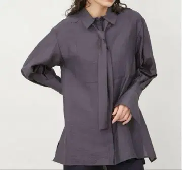 미라 오웬 턱 벨 슬리브 넥타이 블라우스 차콜 그레이