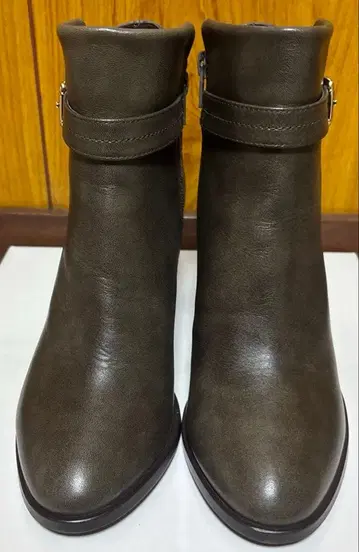 [ 새상품급 ] DIANA 가죽 숏부츠 카키 23cm