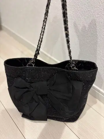 TO BE CHIC 블랙 에나멜 X 비쥬 X 리본 숄더백