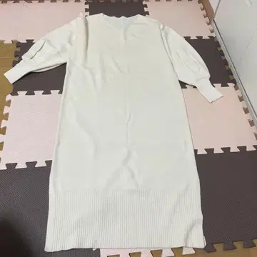 엠프리미어 화이트 니트 원피스 V넥 벌룬 슬리브