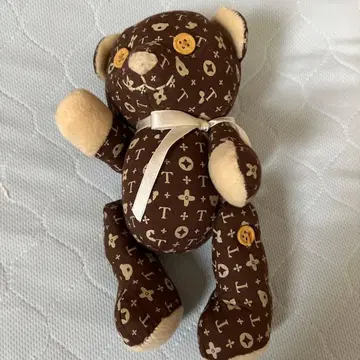 브라운 봉제 인형 버튼 포함