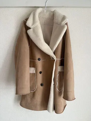 무스탕풍 베이지 리버서블 롱 코트