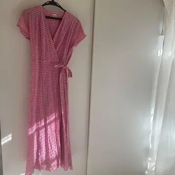 론 헤르만 핑크 체크 반팔 랩 원피스 츠즈리사 씨 착용