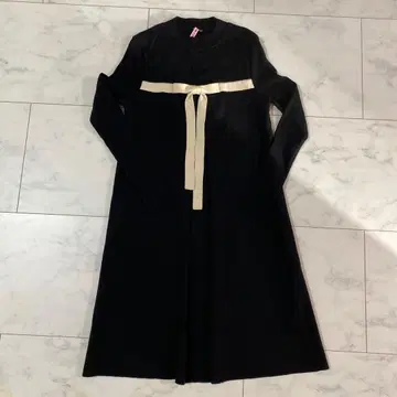 유니버설 뮤즈 리본 포함 블랙 니트 원피스