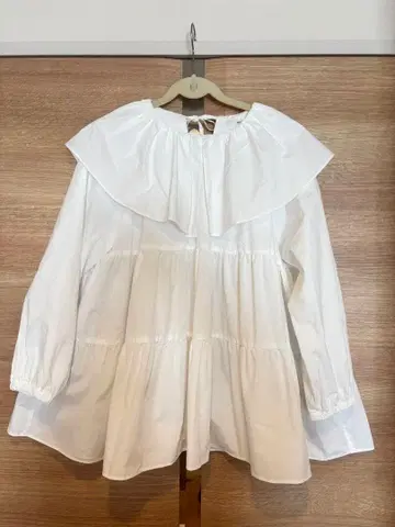 yori 프릴 칼라 티어드 블라우스