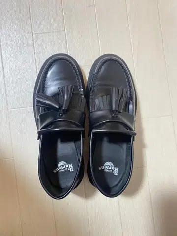 닥터마틴 ADRIAN 태슬 로퍼 블랙 컬러